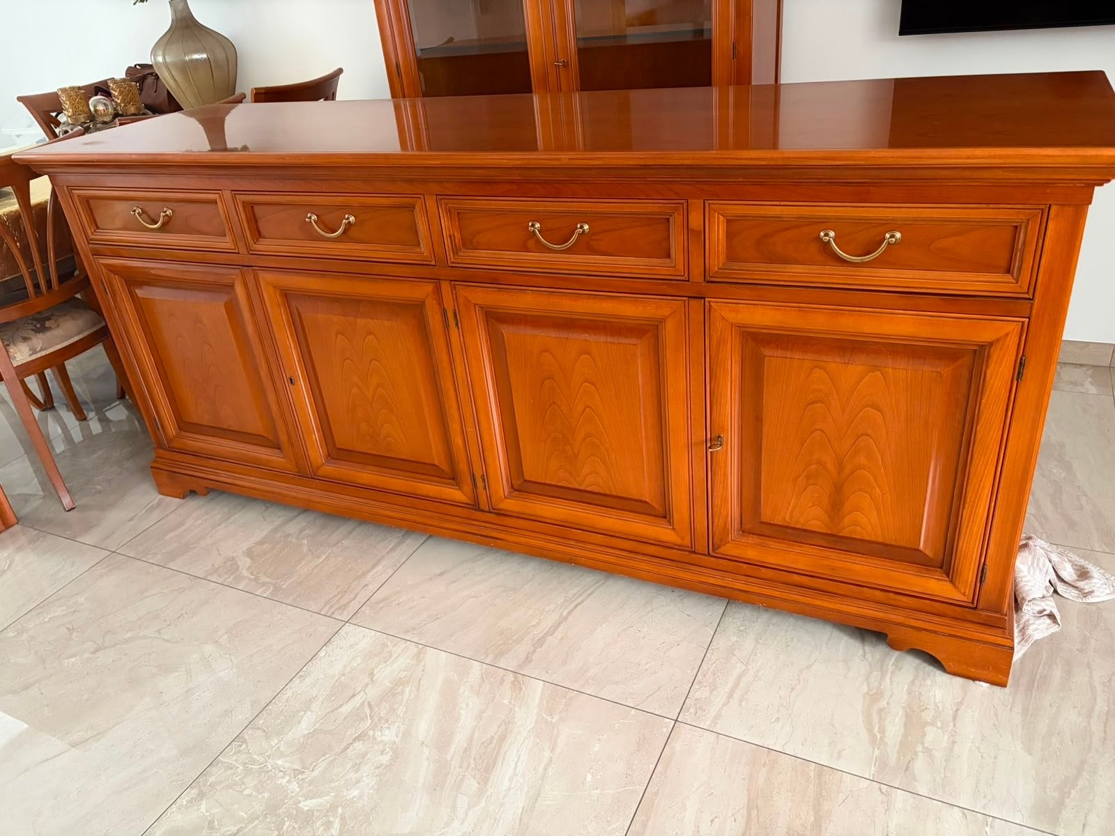 Gratis afhalen Almelo! Dressoir en vitrinekast van notenhout, Ophalen, 200 cm of meer, Met lade(s), 50 tot 75 cm