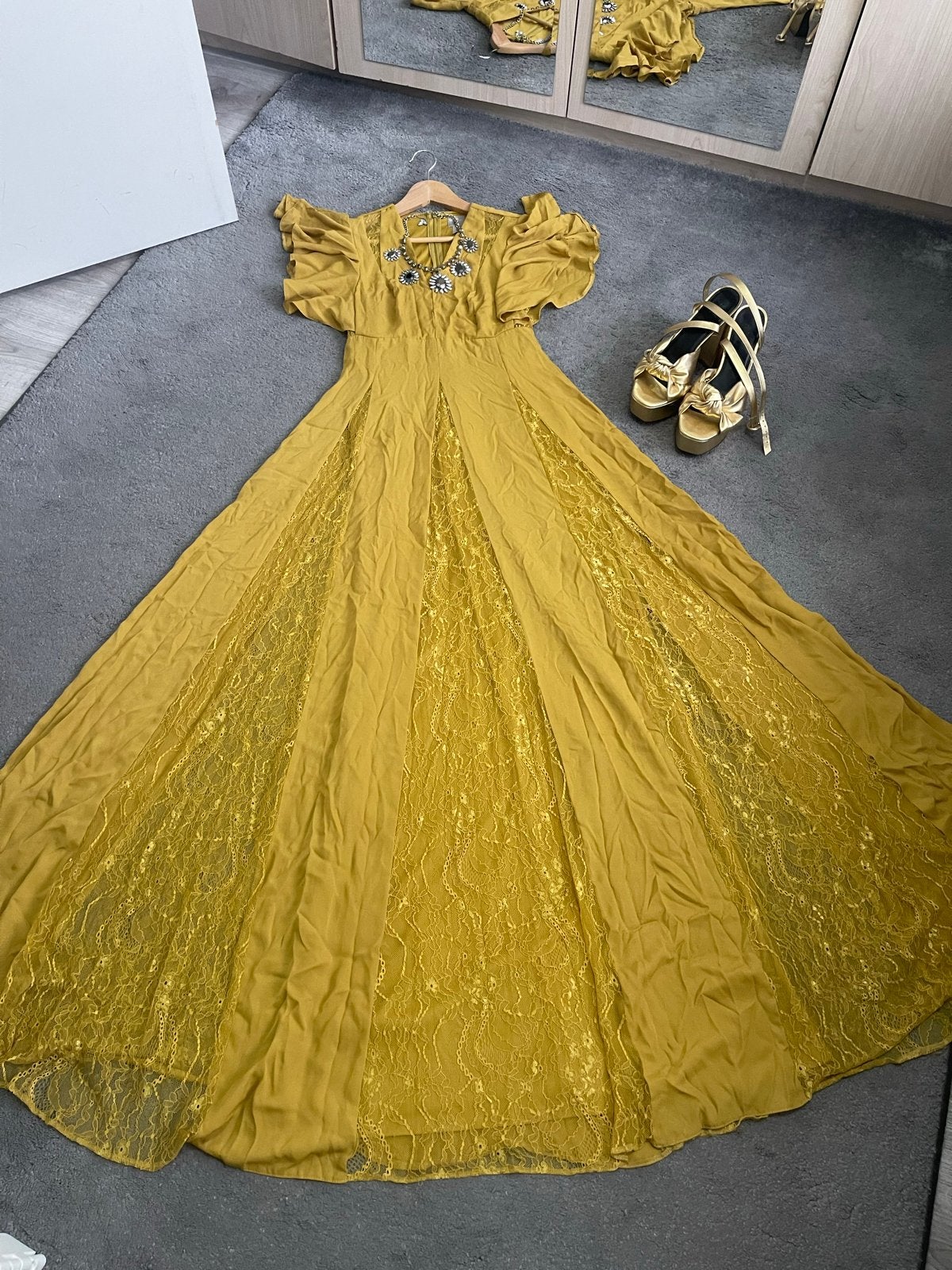 Gele maxi jurk met kanten details en vlindermauwen, Galajurk, Geel, Ophalen of Verzenden, Zo goed als nieuw