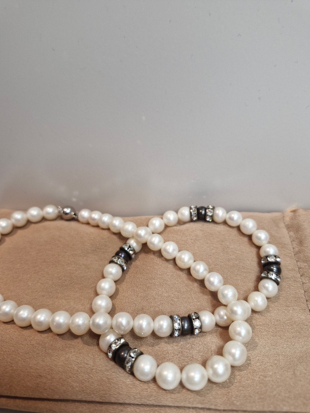 Elegante parelketting met strass details, Overige materialen, Wit, Ophalen of Verzenden, Zo goed als nieuw