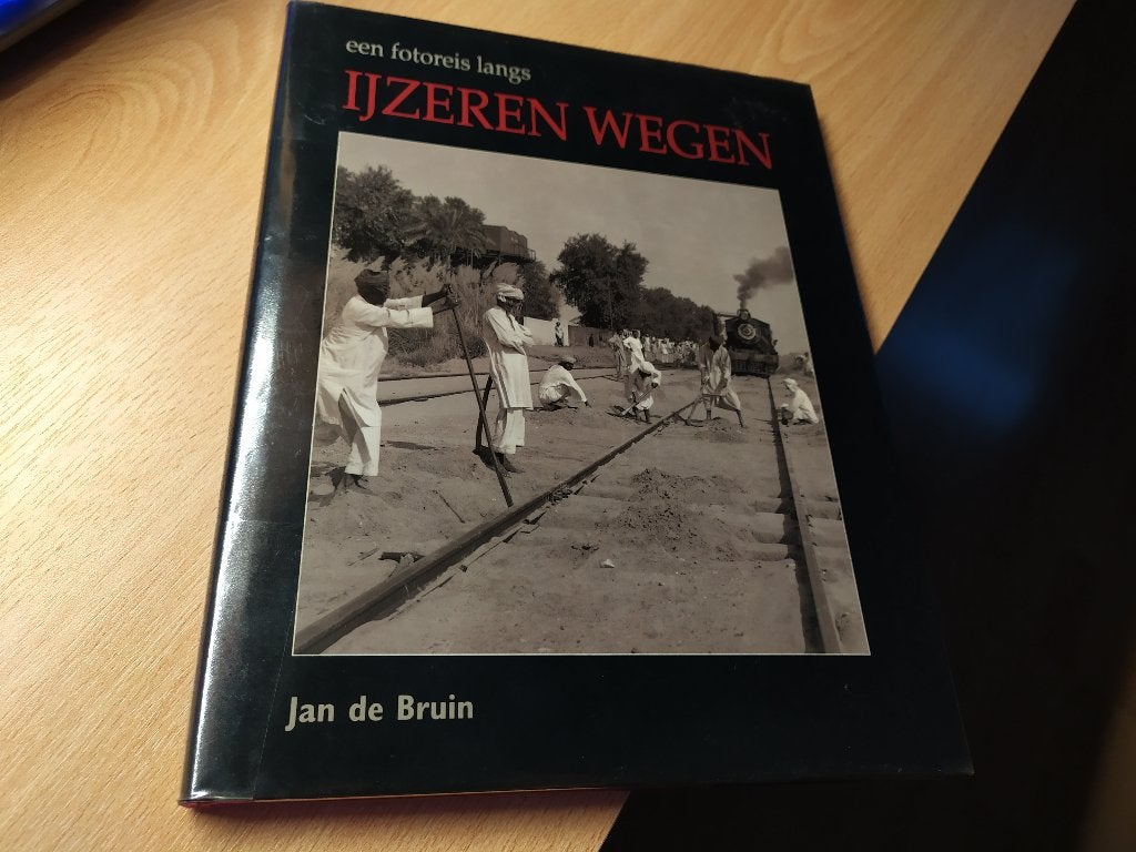 Een fotoreis langs ijzeren wegen - Jan de Bruin, Ophalen of Verzenden, Gelezen, Trein