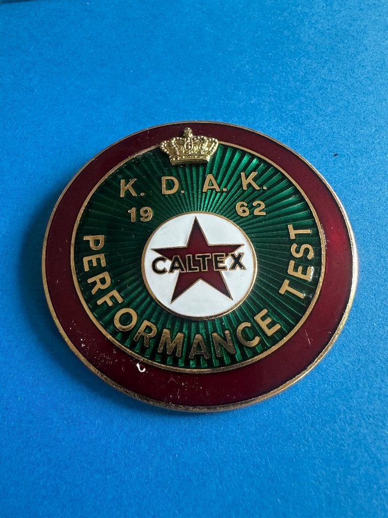 Mooi KDAK embleem / badge. Caltex K.D.A.K. Tbv. uw oldtimer., Ophalen of Verzenden, Gebruikt, Gebruiksvoorwerp