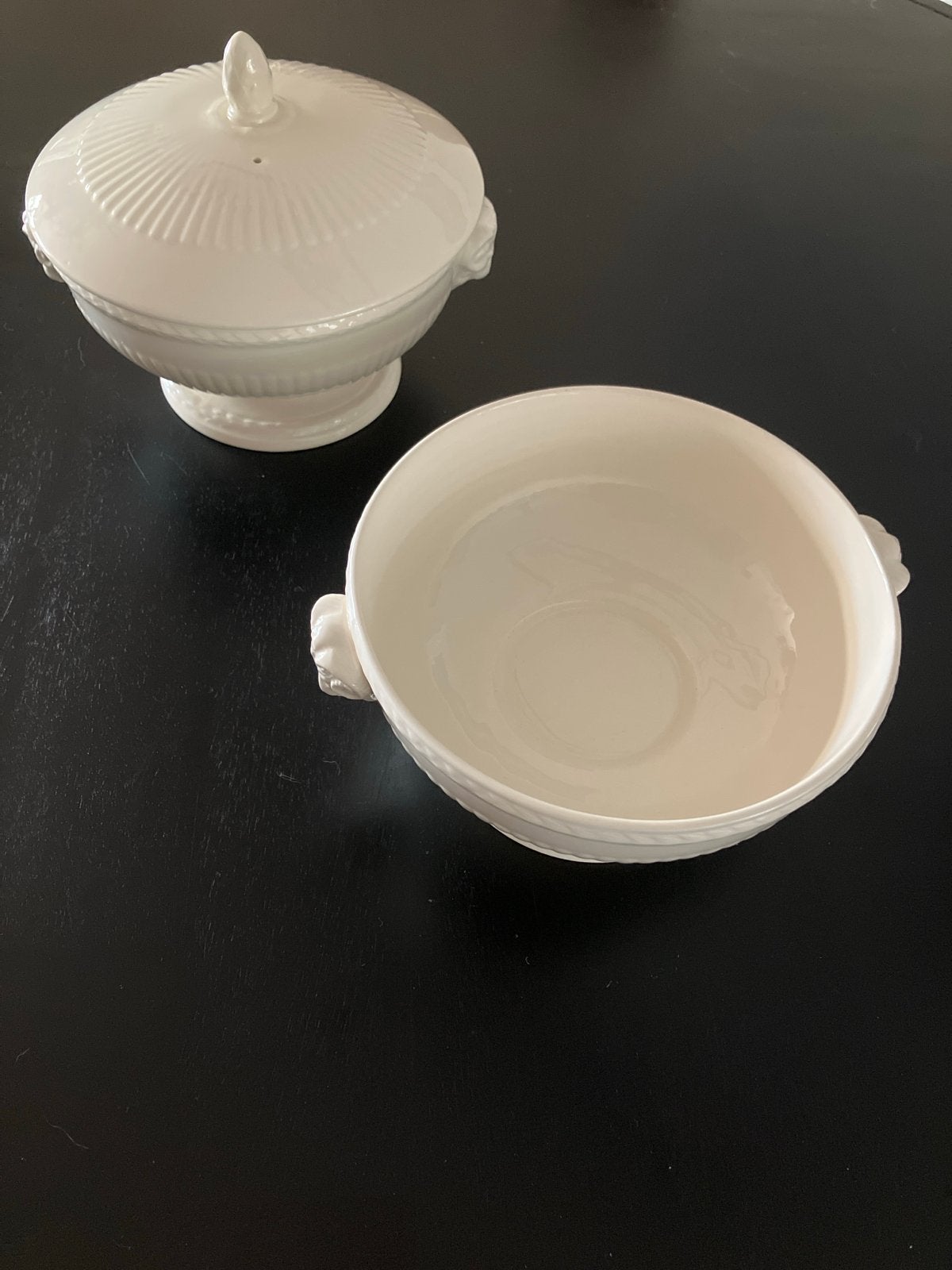 2 puntgave Wedgwood Edme schalen, 1 met en 1 zonder deksel, Ophalen