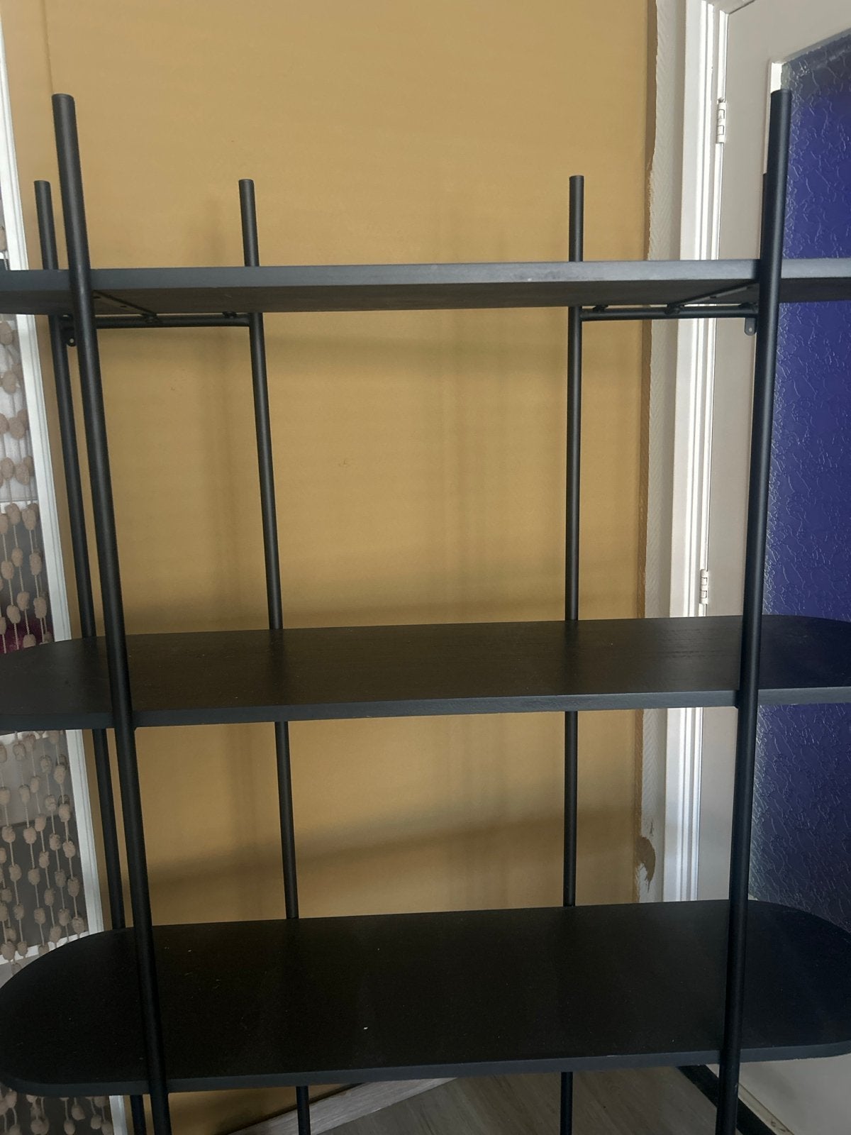 GRATIS!! Zwart metalen wandrek met 4 planken, Huis en Inrichting, Ophalen, Zo goed als nieuw
