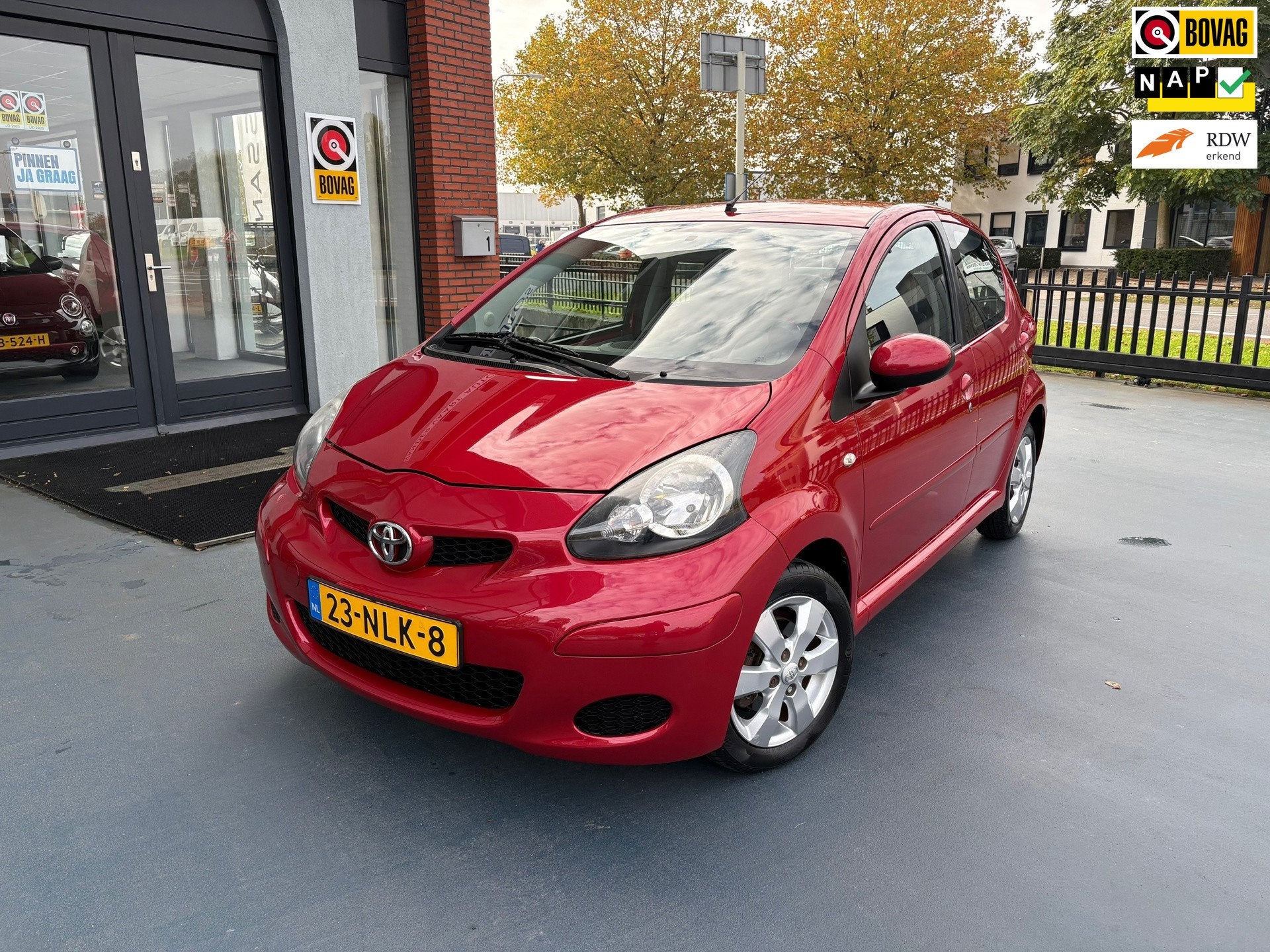 Toyota Aygo 1.0-12V Aspiration Red AIRCO LMV, Auto's, Voorwielaandrijving, Dealer onderhouden, Gebruikt, 4 stoelen
