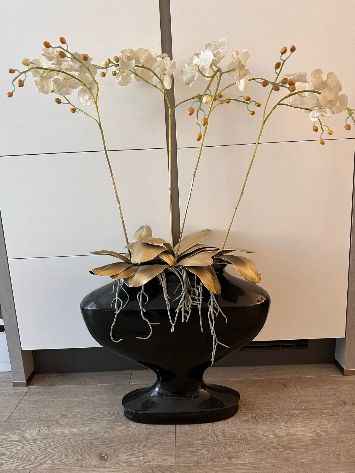 Groot kunstbloemstuk met orchideeën in zwarte vaas, Ophalen, Binnen, Gebruikt, Kunststof