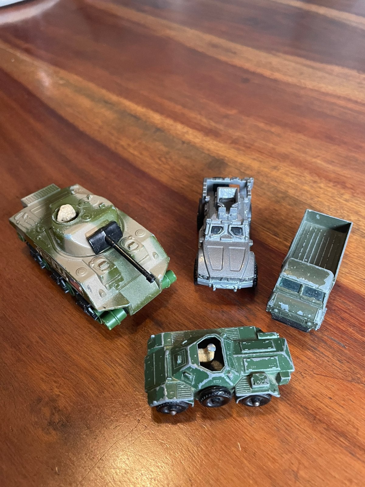 Militaire voertuigen/autootjes 4 x, Ophalen of Verzenden, Landmacht, Nederland