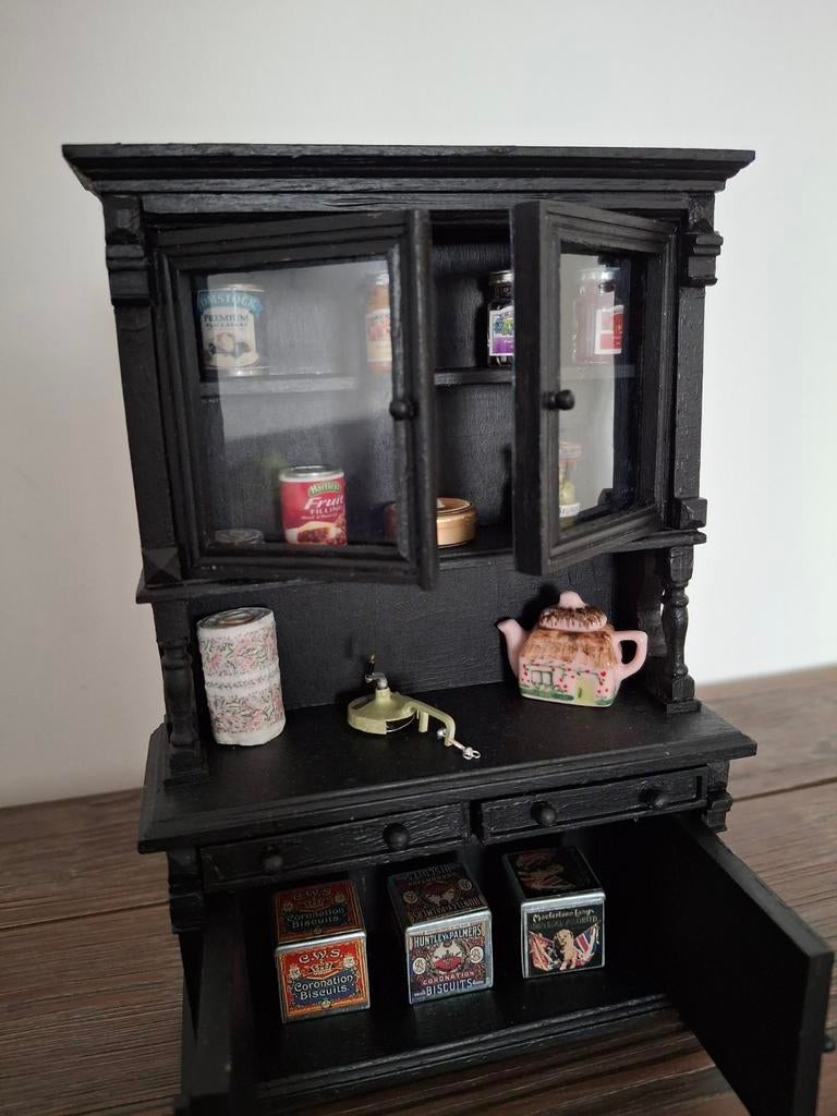 Zwarte 1:12 keuken-buffetkast, zonder de getoonde miniaturen, Verzamelen, Poppenhuizen en Toebehoren, Zo goed als nieuw, Poppenhuis