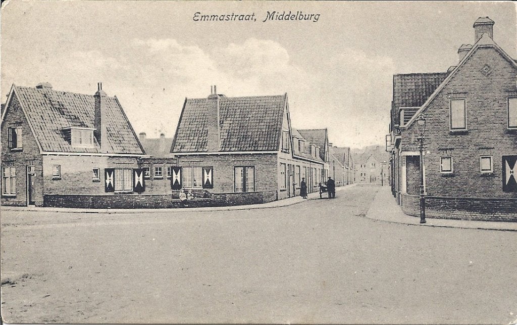 Middelburg Emmastraat + mensen en handkart wijk nieuw Middel, Verzenden, 1920 tot 1940, Ongelopen, Zeeland