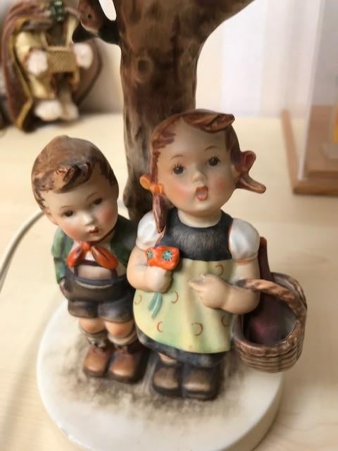goebel hummel tafellamp met 2 kindjes, Verzamelen, Beelden en Beeldjes, Ophalen of Verzenden, Zo goed als nieuw, Hummel