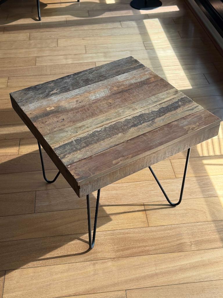 Bijzettafel van sloophout met zwart metalen poten, Gebruikt, Vierkant, 55 tot 75 cm, Hout
