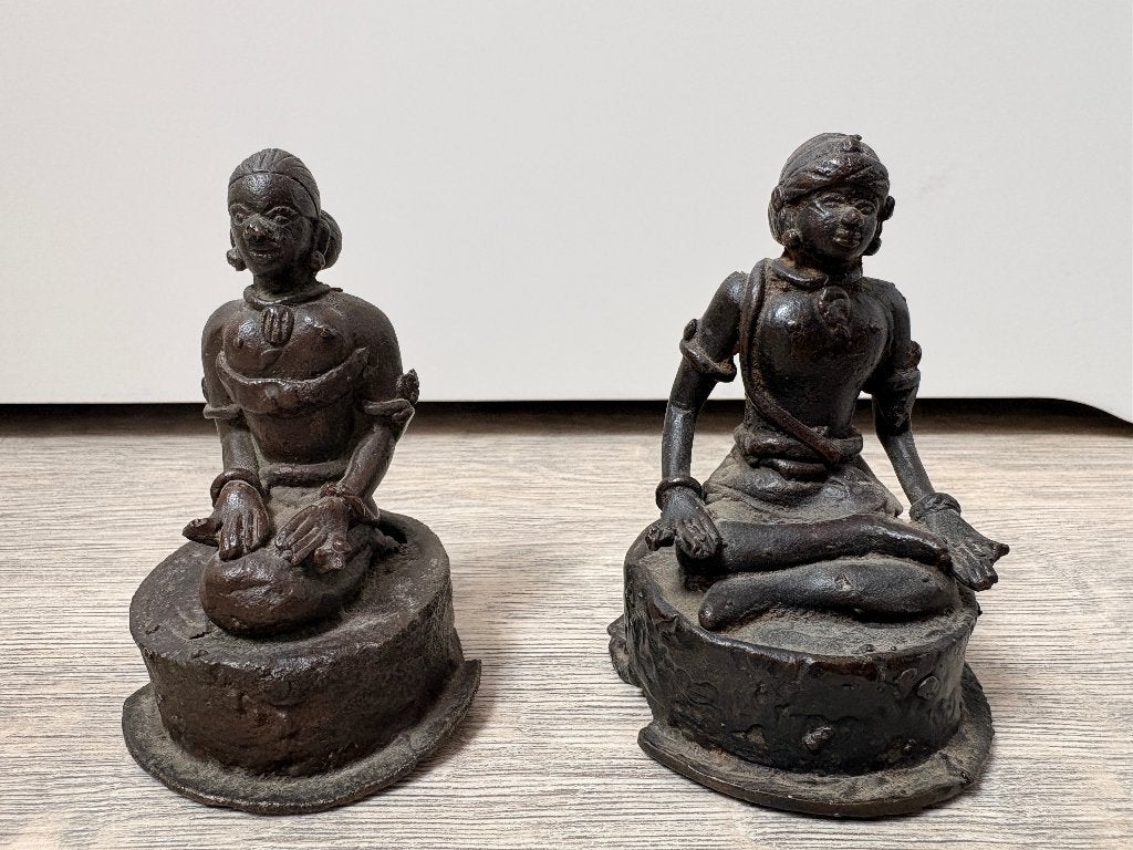 Twee antieke bronzen beeldjes zittend paar (Indonesië/Java)), Ophalen of Verzenden, Gebruikt, Mens
