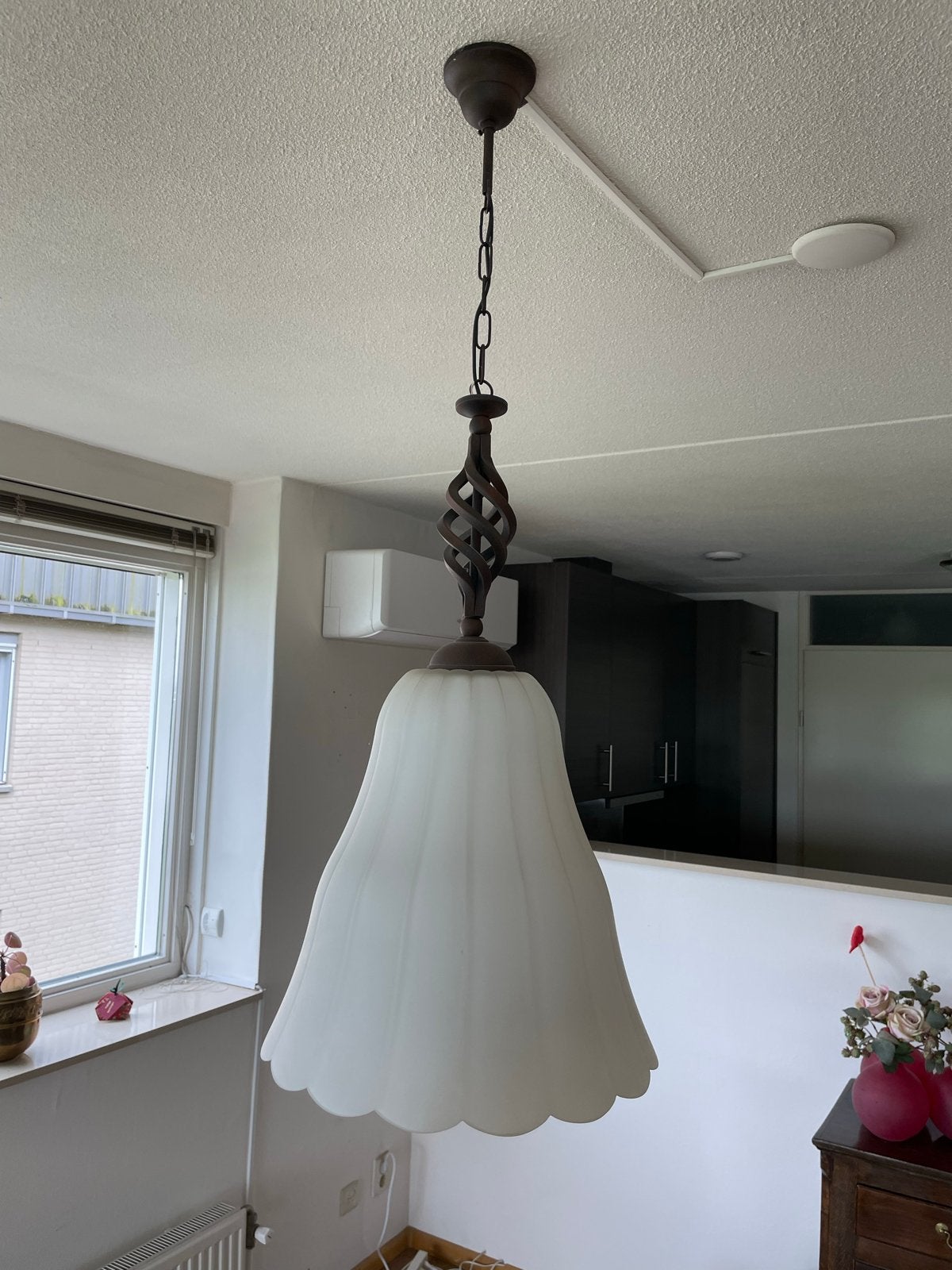 Hanglamp met melkglas kap en gedraaide metalen staaf, Huis en Inrichting, Ophalen of Verzenden, Gebruikt, Glas, E27 (groot)