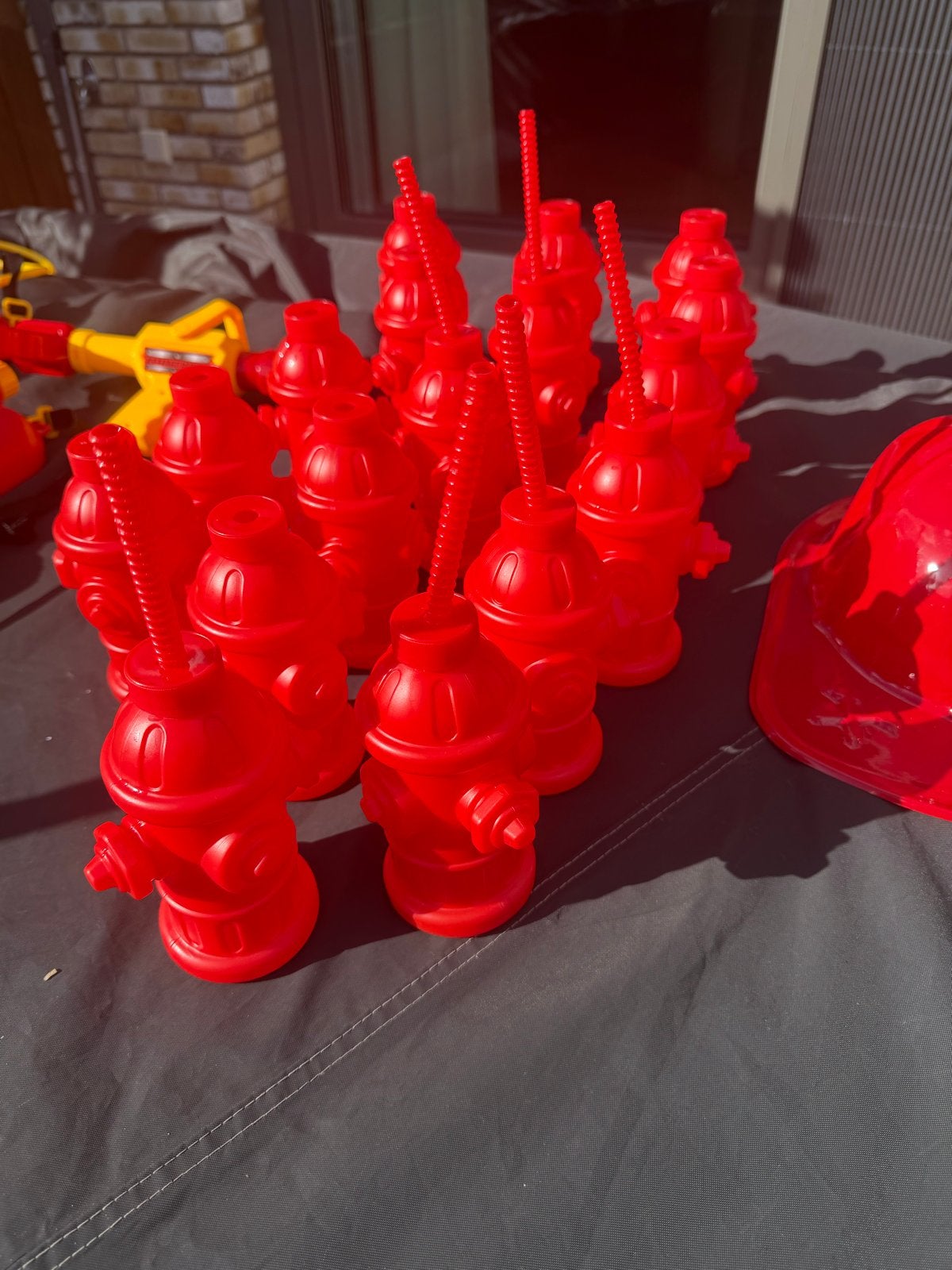 Brandkraan drinkbekers met rietje - Feestartikelen 17 stuks, Ophalen of Verzenden, Zo goed als nieuw, Jongen of Meisje