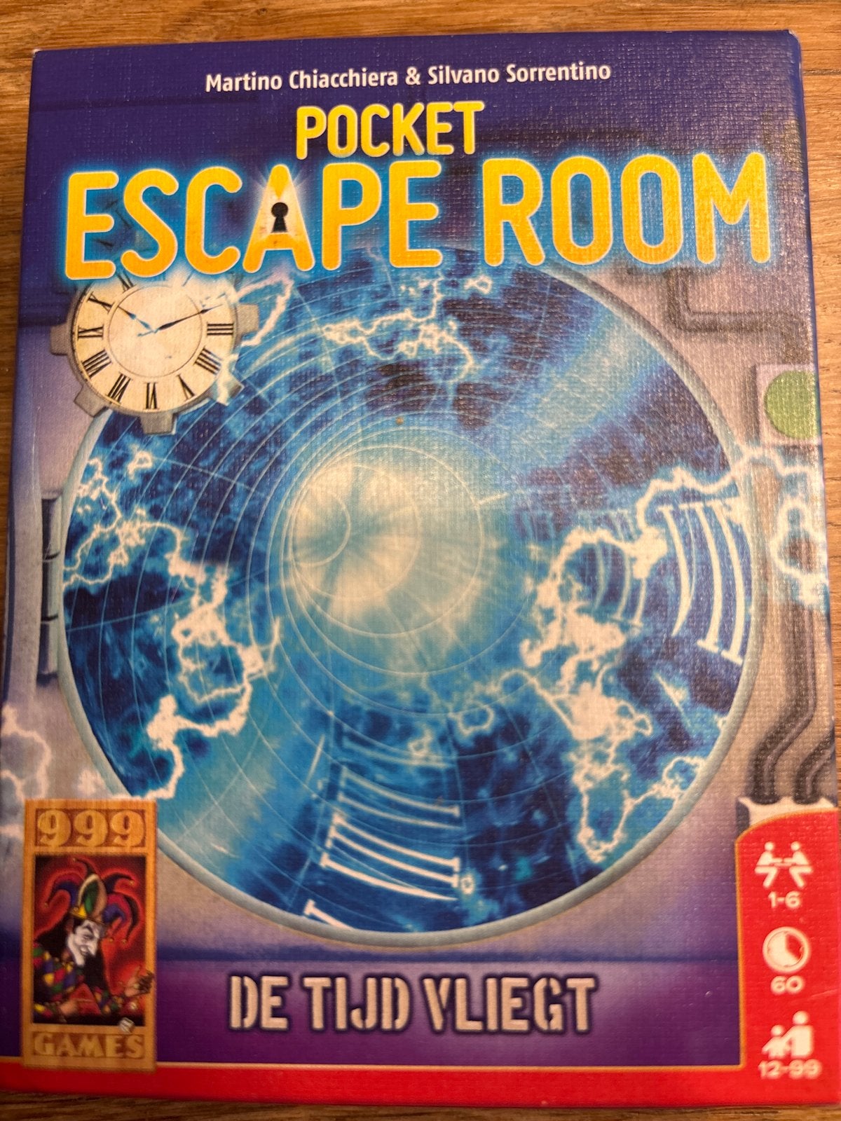 Pocket Escape Room: De Tijd Vliegt - 999 Games, Een of twee spelers, Ophalen of Verzenden, Zo goed als nieuw