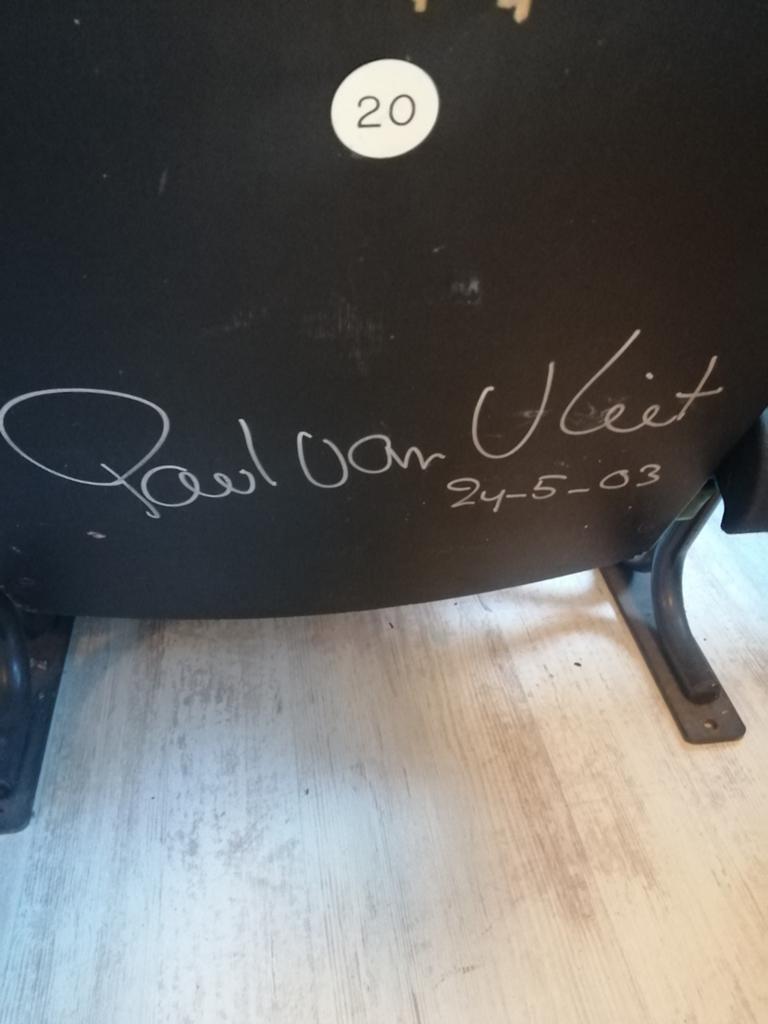 2 OUDE THEATER STOELEN GESIGNEERD PAUL VAN VLIET OPKNAPPER., Ophalen