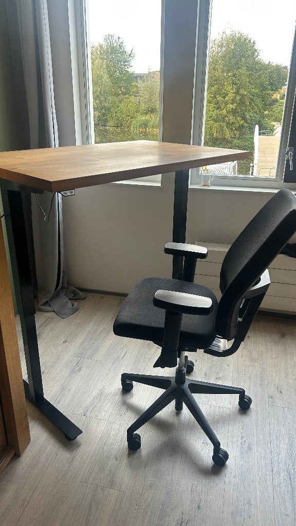 Massief eiken elektrisch staan bureau en stoel, Huis en Inrichting, Bureaus, Ophalen, Zit-sta bureau, 120 cm, Hout