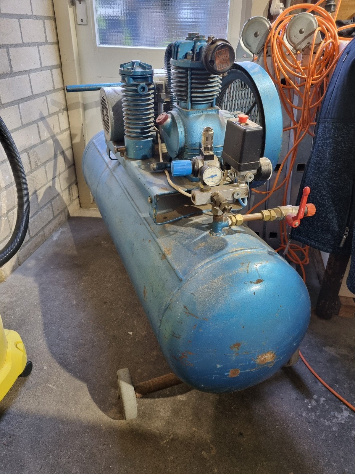 Relatief stille Gebruikte Compressor - Werkplaatslucht, Doe-het-zelf en Verbouw, Compressors, 100 liter of meer, Ophalen, Gebruikt