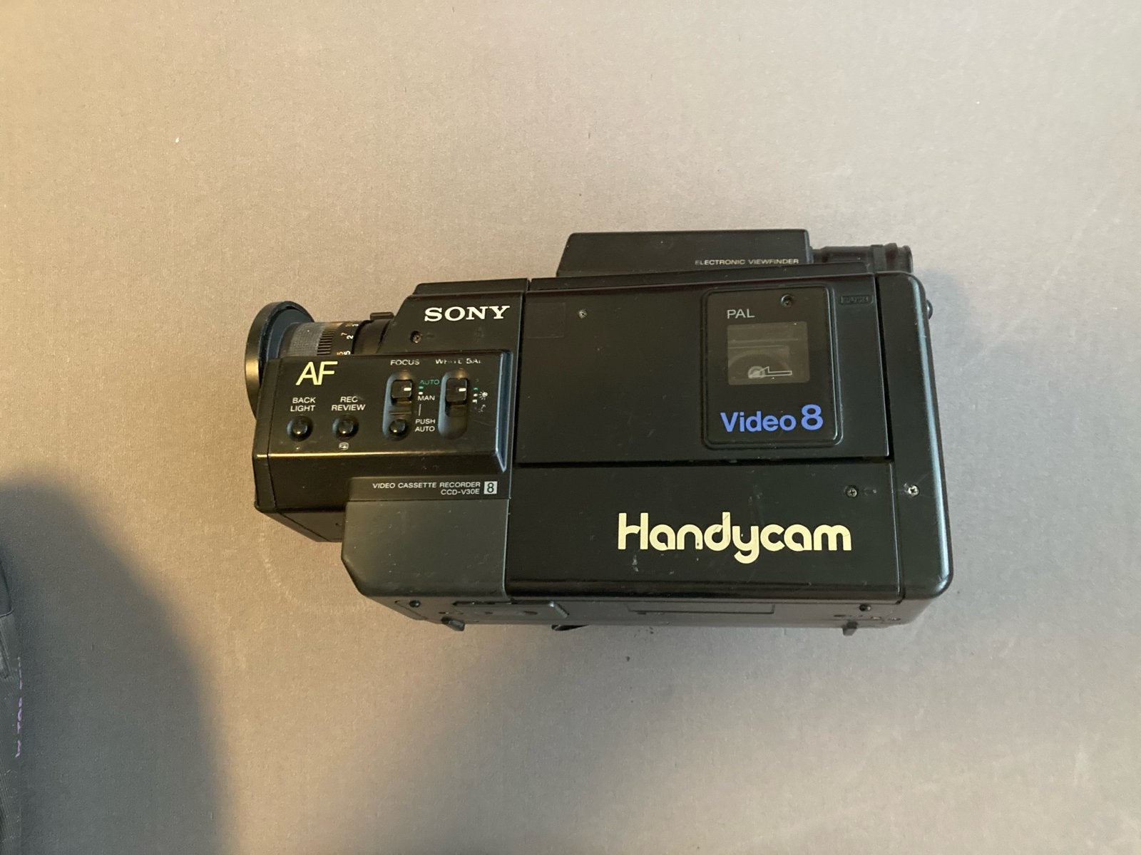 Foto 3 van Sony CCD-V30E Video 8 Handycam met accessoires