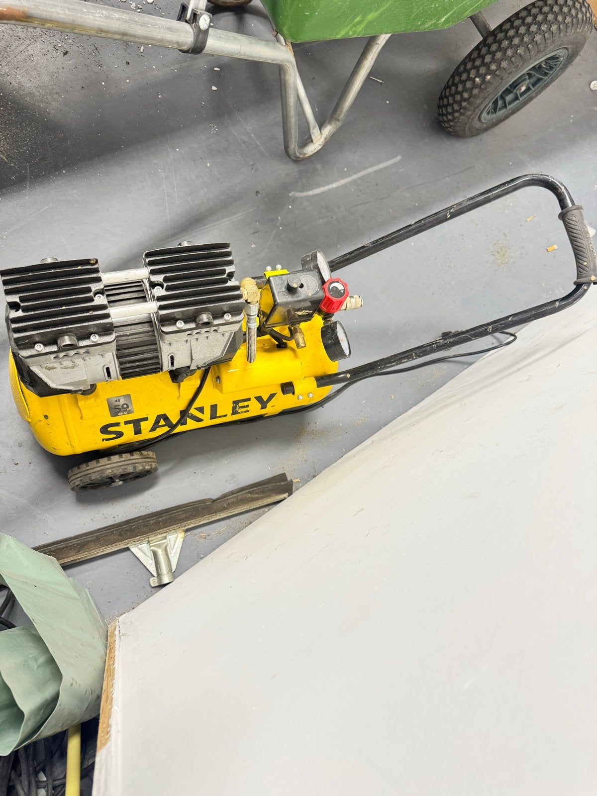 Stanley Luchtcompressor - Compact en Mobiel, Doe-het-zelf en Verbouw, Ophalen, Gebruikt, 6 tot 10 bar, Minder dan 200 liter/min