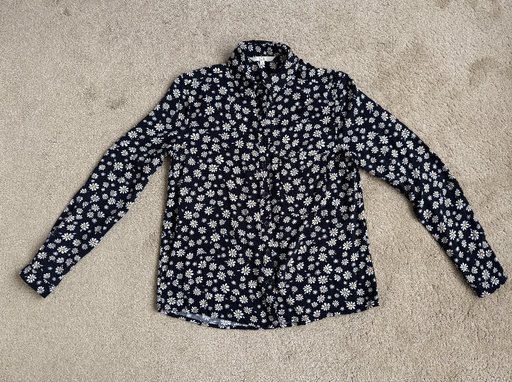 Zwarte blouse met madeliefjes print - C&A Clockhouse, Verzenden, Gedragen, Maat 34 (XS) of kleiner, Zwart