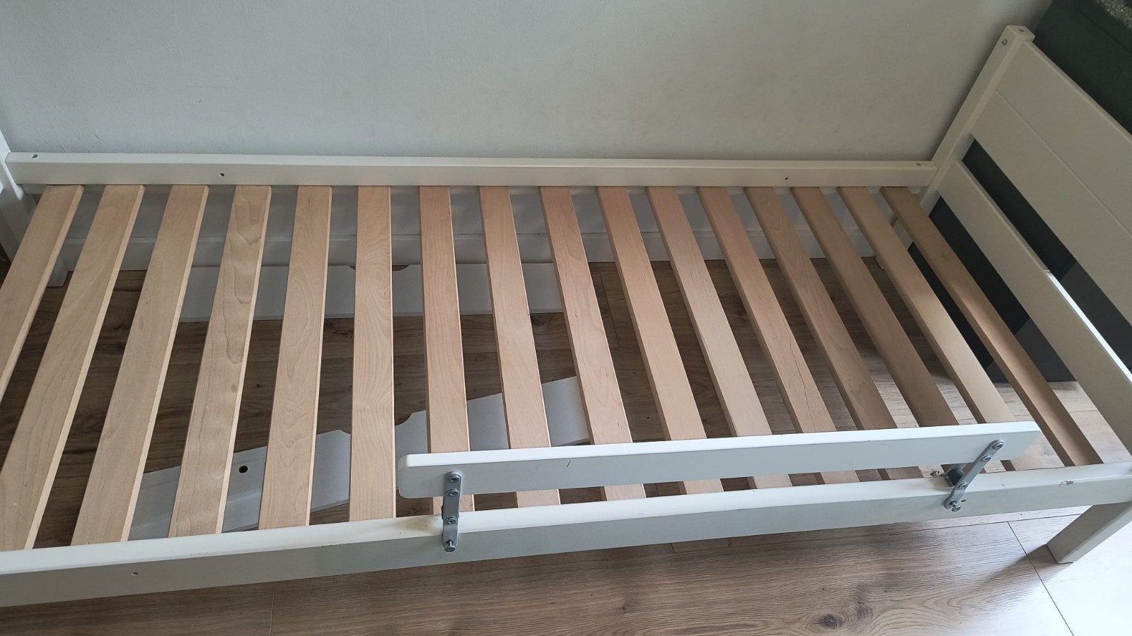 2x Wit eenpersoonsbed met lattenbodem hout, Ophalen, Gebruikt, Eenpersoons, Wit