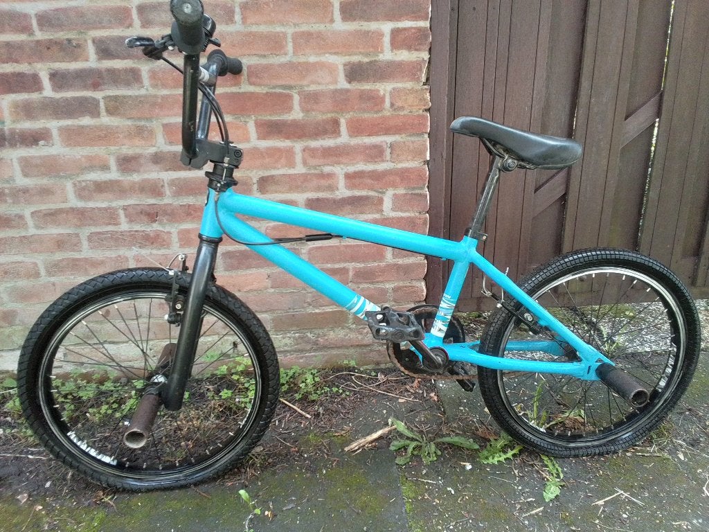 Stoere blauwe B'Twin BMX / Crossfiets met stunt pegs, Ophalen, Staal, Velgrem, Stuur 360° draaibaar