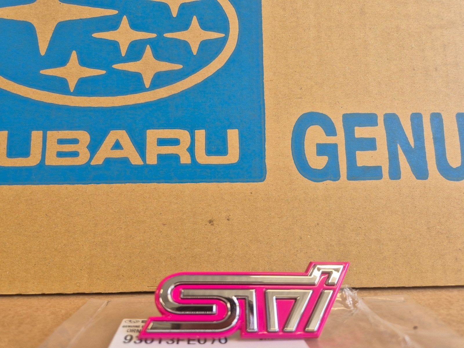 subaru impreza bug blob STI front grill badge oem 93013FE070, Ophalen of Verzenden