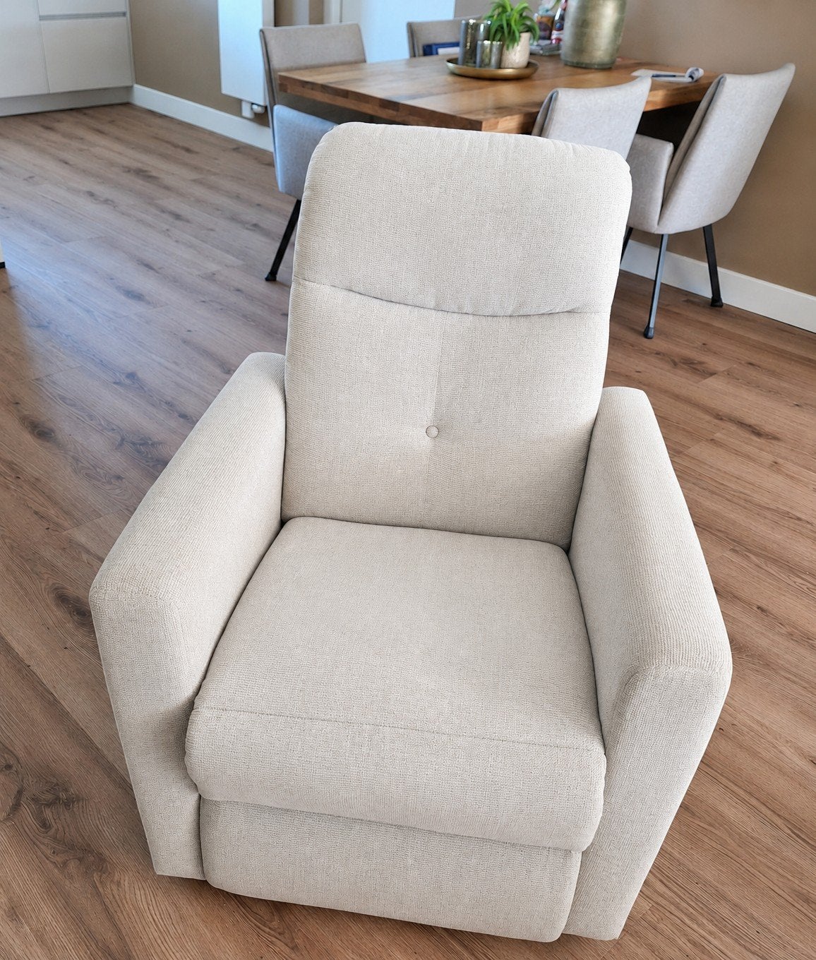 Relaxfauteuil in beige / zandkleur, Ophalen, Zo goed als nieuw, 75 tot 100 cm, 50 tot 75 cm