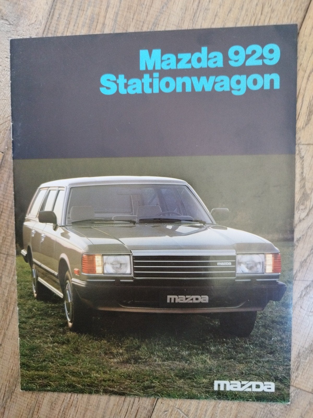 Mazda 929 Stationwagon brochure uit 1984, Mazda, Ophalen of Verzenden, Zo goed als nieuw, Mazda