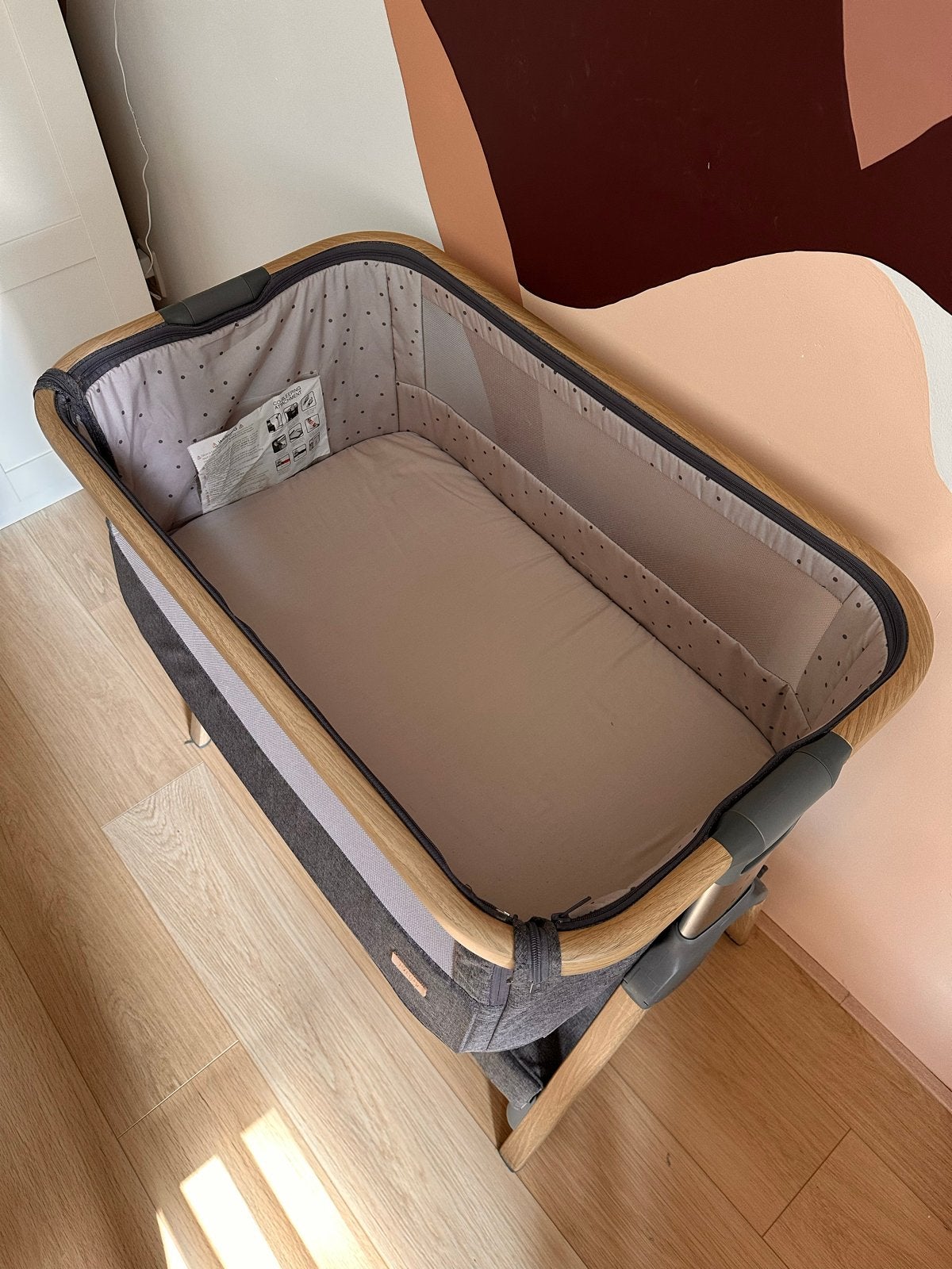 Tutti Bambini CoZee Bedside Crib, Ophalen, Zo goed als nieuw, Wieg
