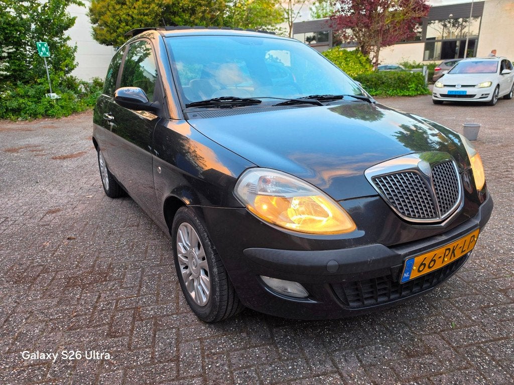 Lancia Ypsilon 1.4-16V Platino AUTOMAAT PANO CLIMA, Auto's, Lancia, 970 kg, 400 kg, Zwart, Bedrijf
