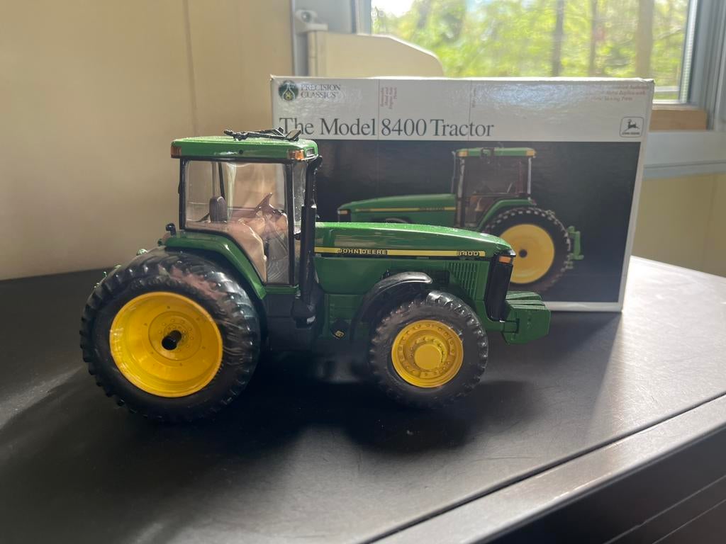 Ertl Precision John Deere 8400, Hobby en Vrije tijd, Ophalen of Verzenden, Zo goed als nieuw, Tractor of Landbouw, ERTL