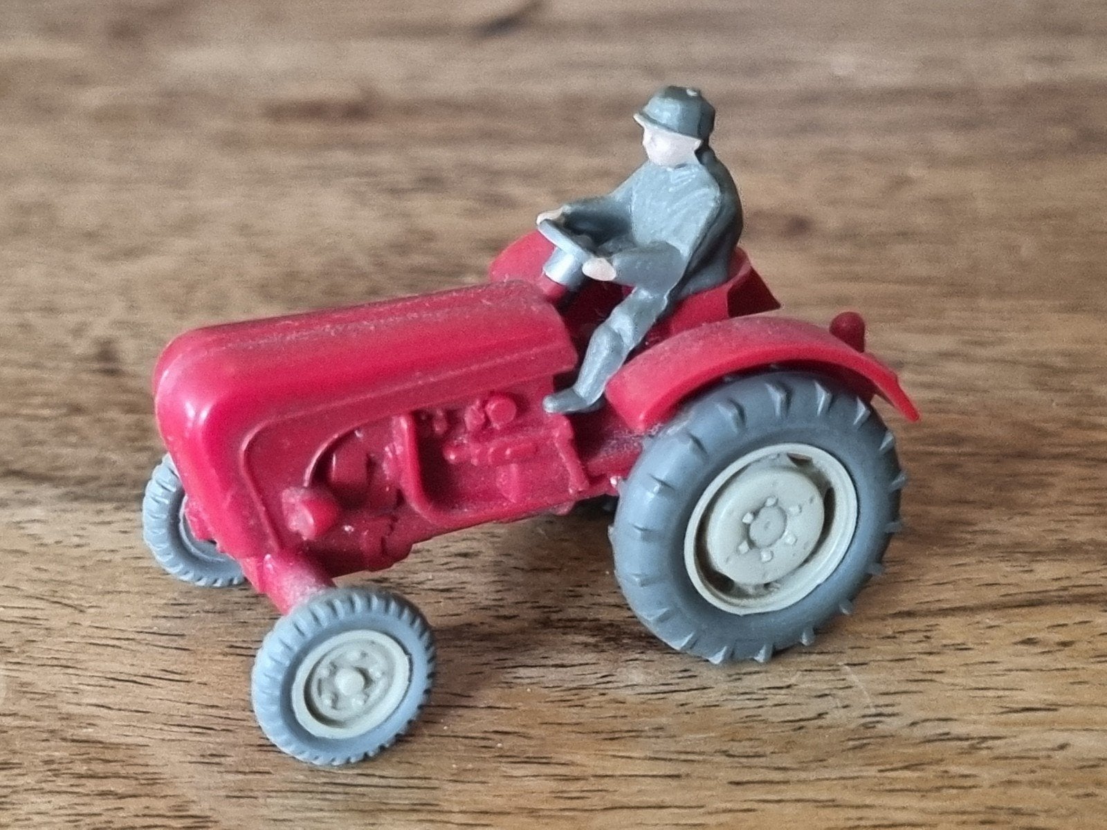 Vintage rode speelgoedtractor met bestuurder, Ophalen of Verzenden, Gebruikt