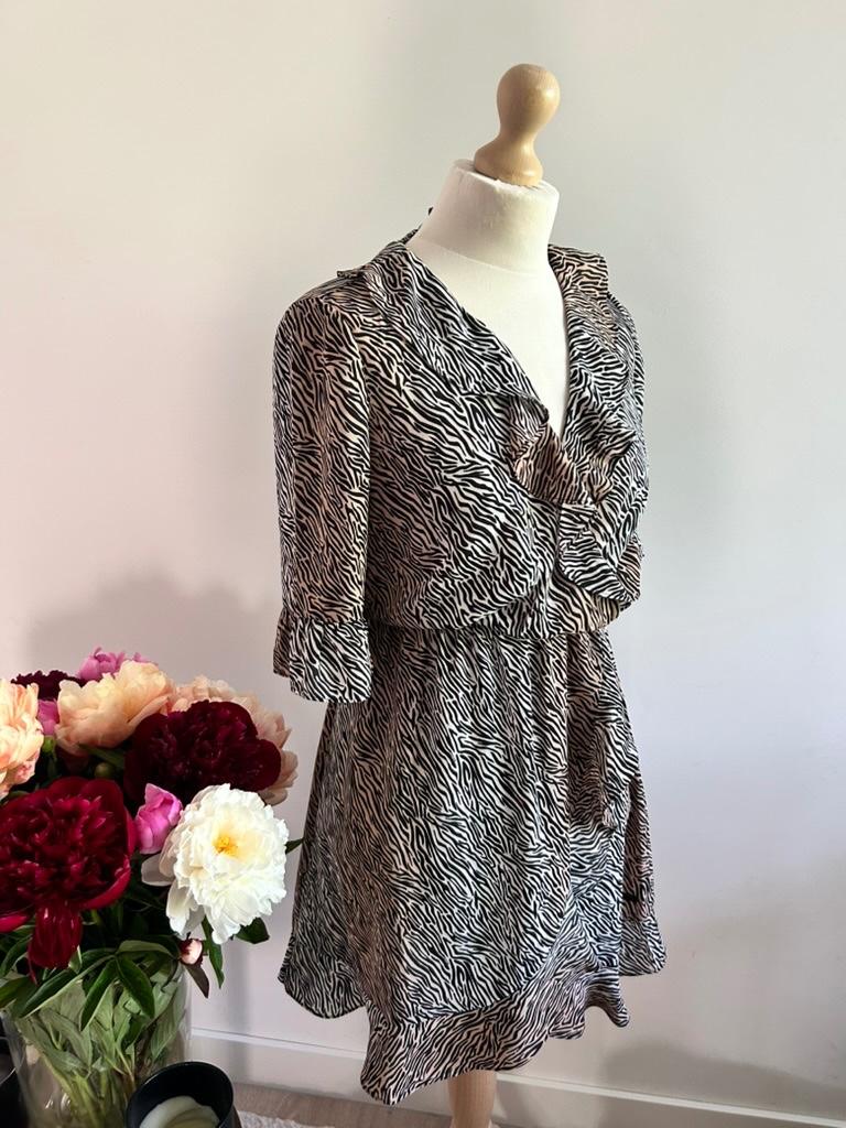 Nikkie maat 34 gestreepte ruffle cross jurk 3326, Kleding | Dames, Nikkie, Beige, Nikkie, Ophalen of Verzenden