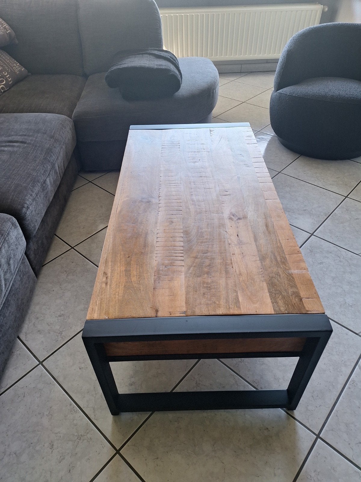 Mango houten salontafel met 2 lades en metalen frame, Huis en Inrichting, Tafels | Salontafels, Overige houtsoorten, Gebruikt