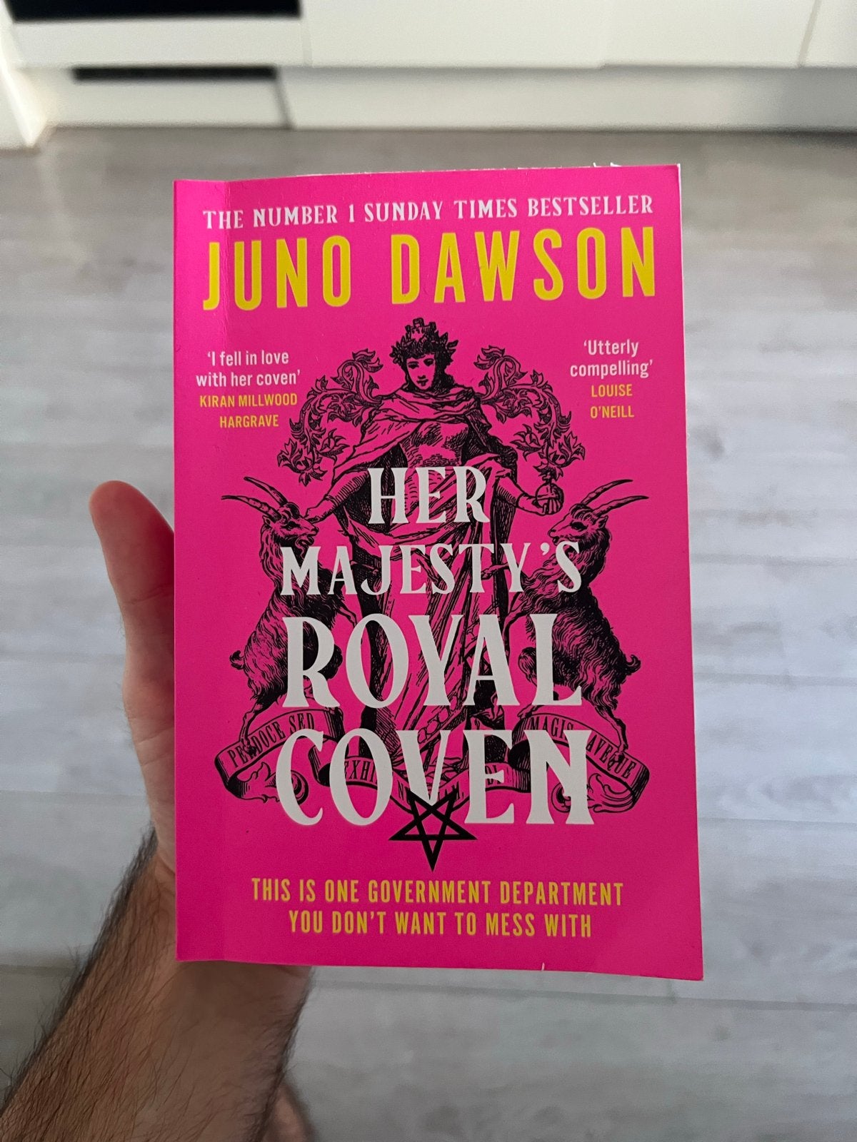Her Majesty's Royal Coven - Juno Dawson (Engels), Ophalen of Verzenden, Zo goed als nieuw
