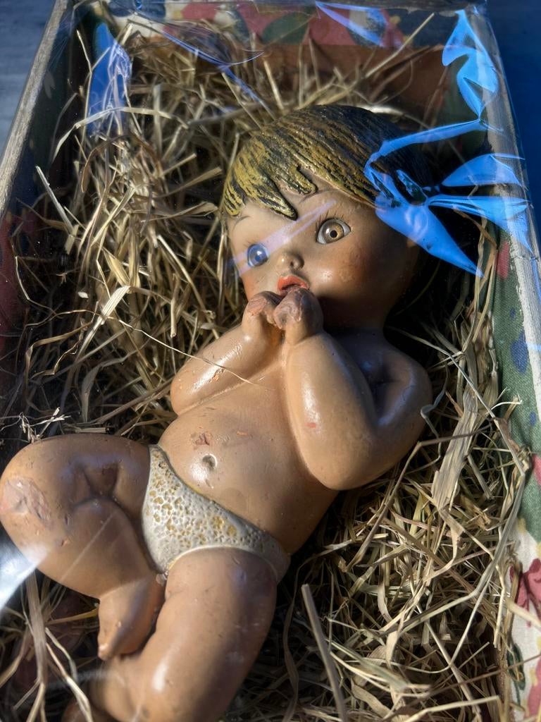 Antieke stenen Kindje Jezus in bedje van stro, Antiek en Kunst, Antiek | Religie, Ophalen of Verzenden