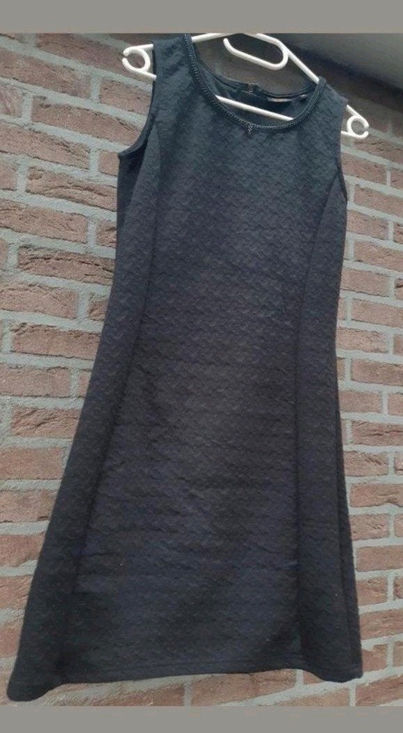 Zwarte jurk van So Soire maat S. Dikker stof, Kleding | Dames, Jurken, Zwart, Nieuw, Ophalen of Verzenden, Knielengte