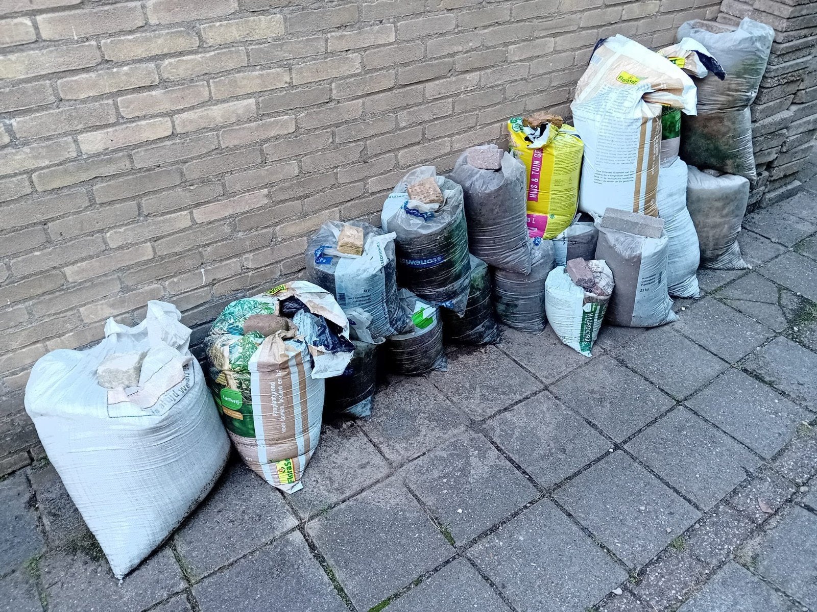 gratis ophoogzand/gemengd (tuinaarde), Tuin en Terras, Aarde en Mest, Ophalen, Tuinaarde