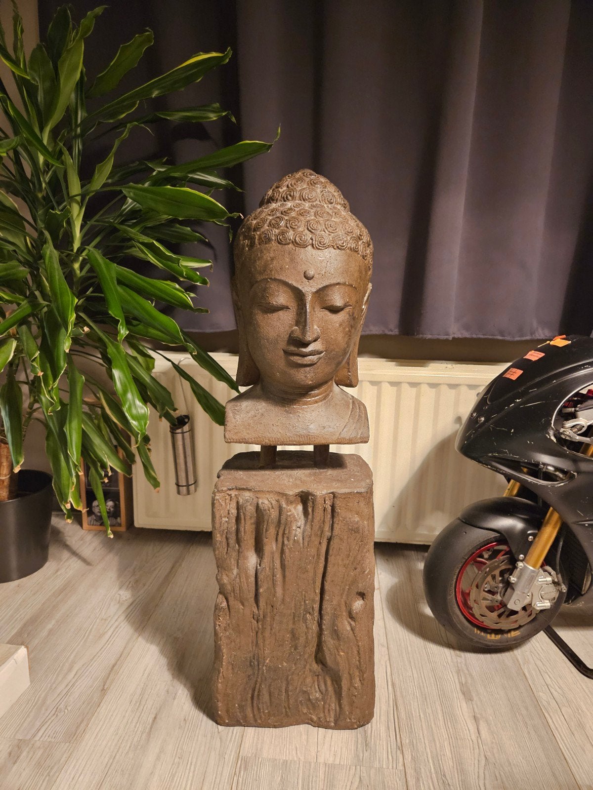 Betonnen Boeddha beeld op sokkel, Ophalen, Gebruikt, 90 cm, Met sokkel
