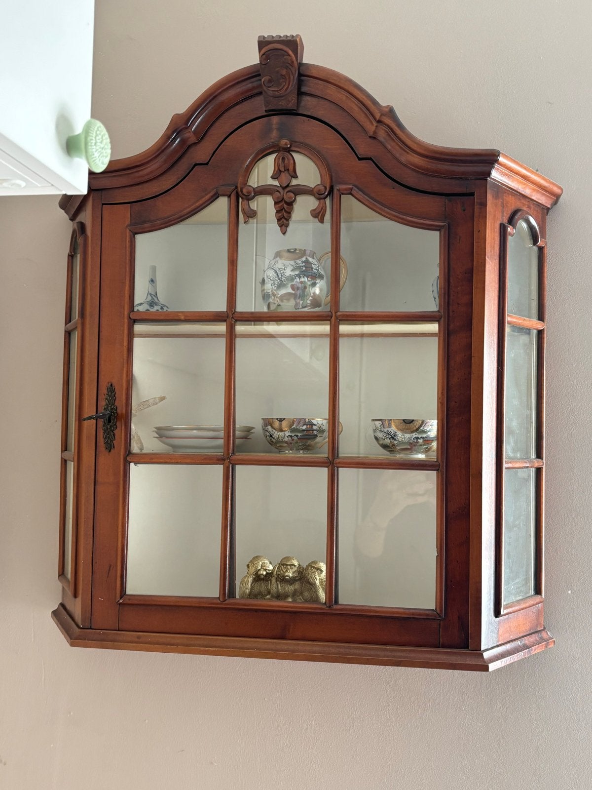 Antiek houten vitrinekastje met glas, Ophalen