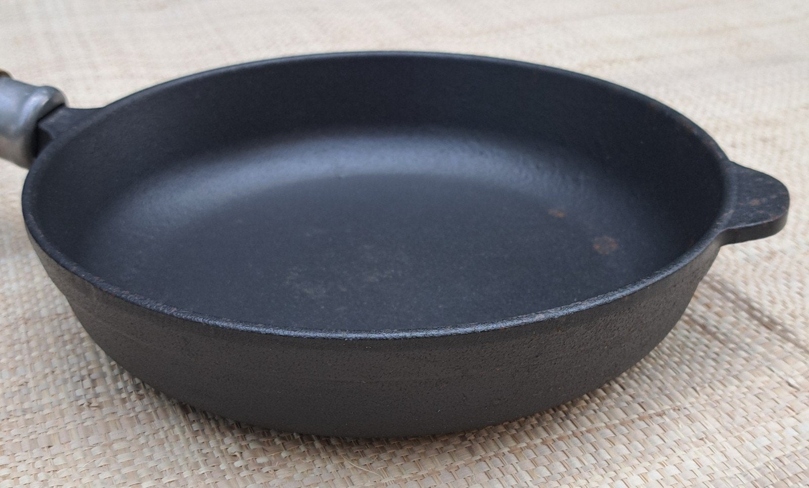 Brocante gietijzeren pan maat 20 zwart nooit gebruikt, Ophalen of Verzenden, Nieuw, Gietijzer