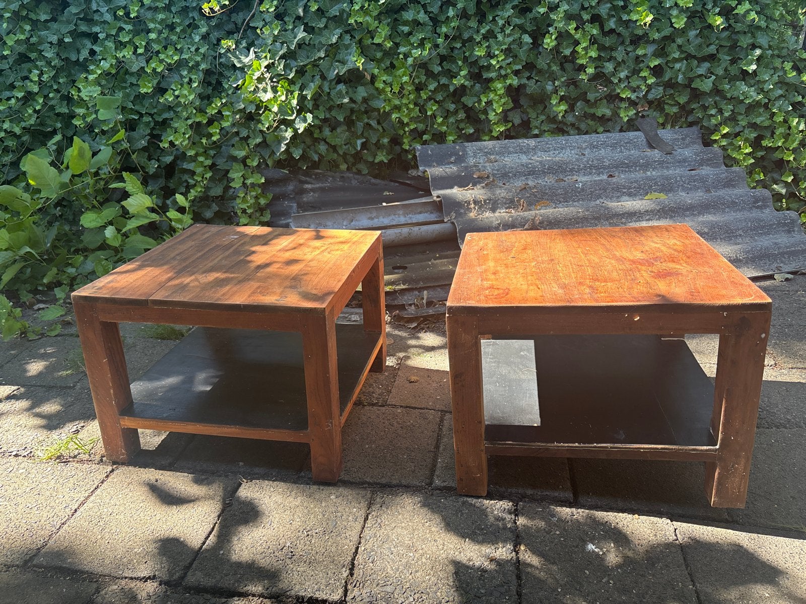 Twee houten teak bijzettafeltjes met opbergruimte, Ophalen, Minder dan 45 cm, Gebruikt, Vierkant