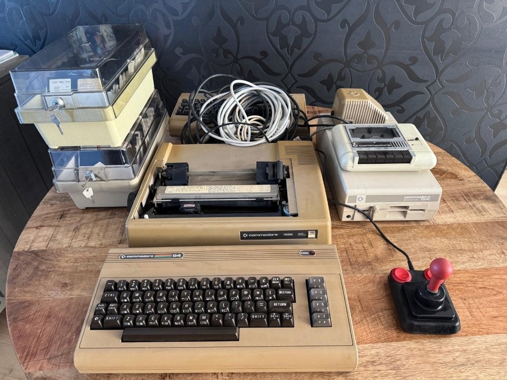2x Commodore 64 met complete set toebehoren (88 floppy's), Computers en Software, Vintage Computers, Ophalen