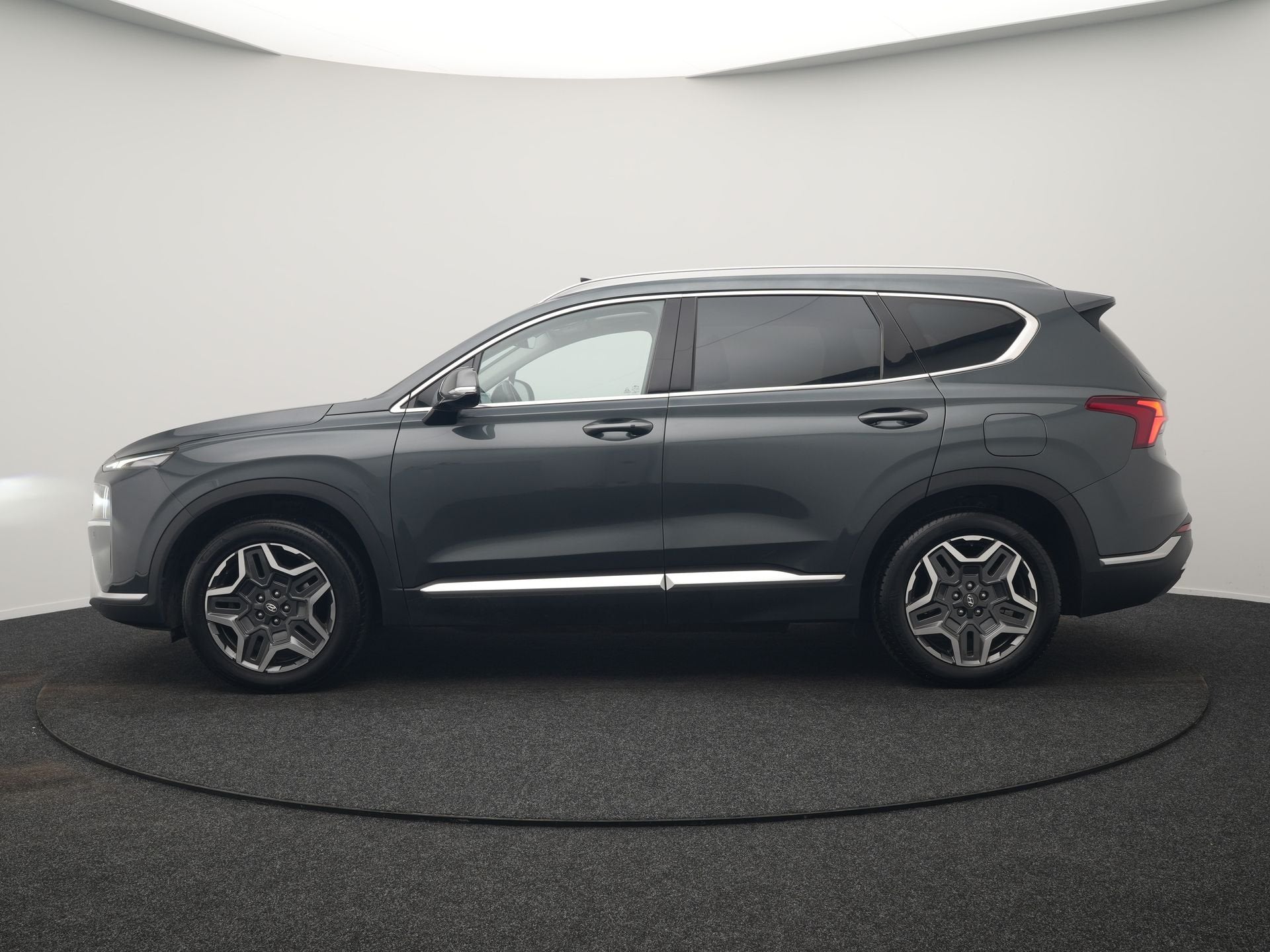 Hyundai Santa Fe 1.6 T-GDI Comfort Smart Sky PHEV 266pk Deal, 1350 kg, Santa Fe, Gebruikt, Zwart