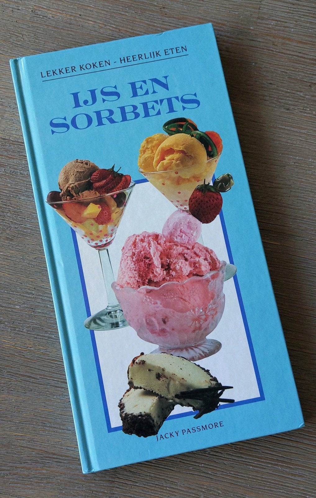 Boek  met ijs en sorbets recepten, Ophalen of Verzenden, Zo goed als nieuw