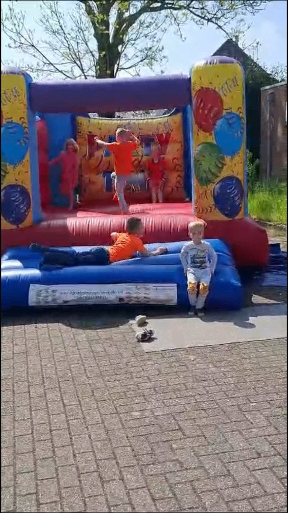 springkussen met balonnenmotieven, Ophalen