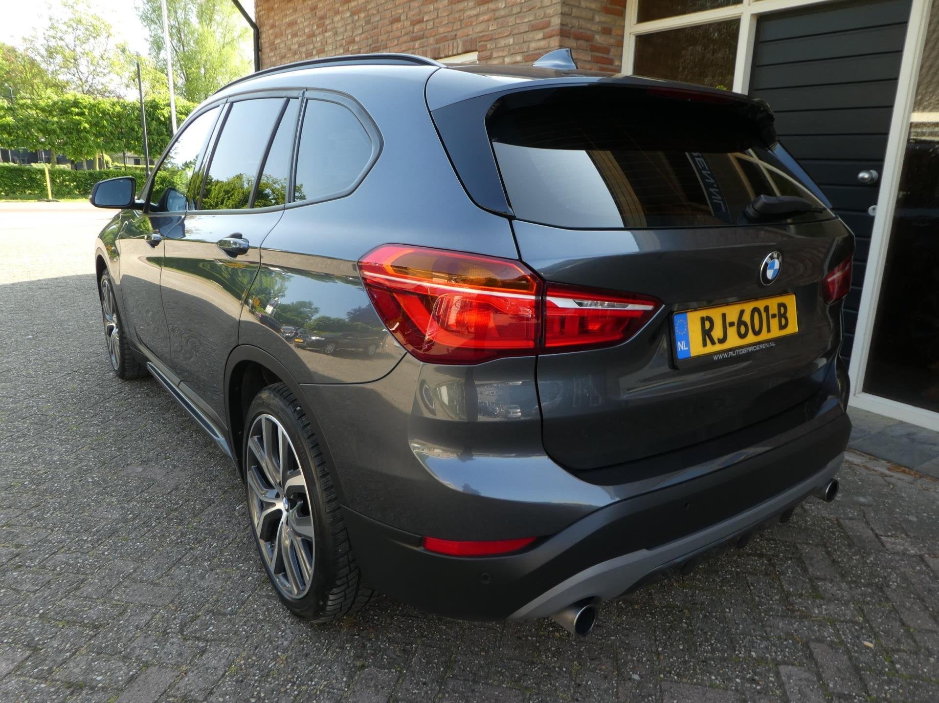 BMW X1 XDrive20i M Sport Automaat / Panoramdak / Head Up, Auto's, Stof, Gebruikt, 2000 kg, Bedrijf
