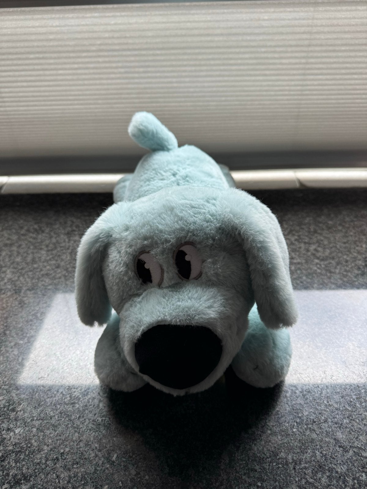 Zachte blauwe knuffelhond met gele halsband, Ophalen of Verzenden, Zo goed als nieuw, Knuffels