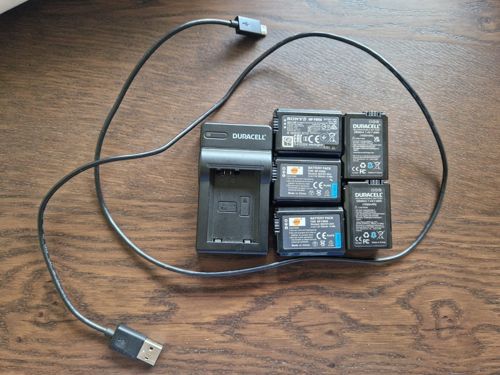 Duracell oplader en 5 batterijen  Sony NP-FW50, Gebruikt, Sony, Ophalen of Verzenden, Accu